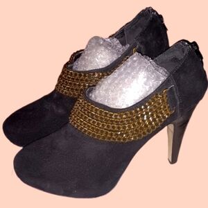 Steve Madden Luxe Black Suede Ankle Booties with Gold Chain Detail Size 9.5